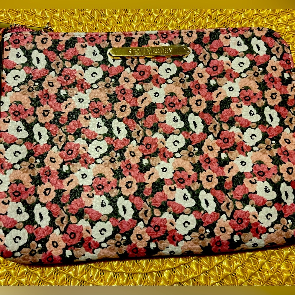 Authentic Steve Madden Floral Crossbody bag w/o strap.